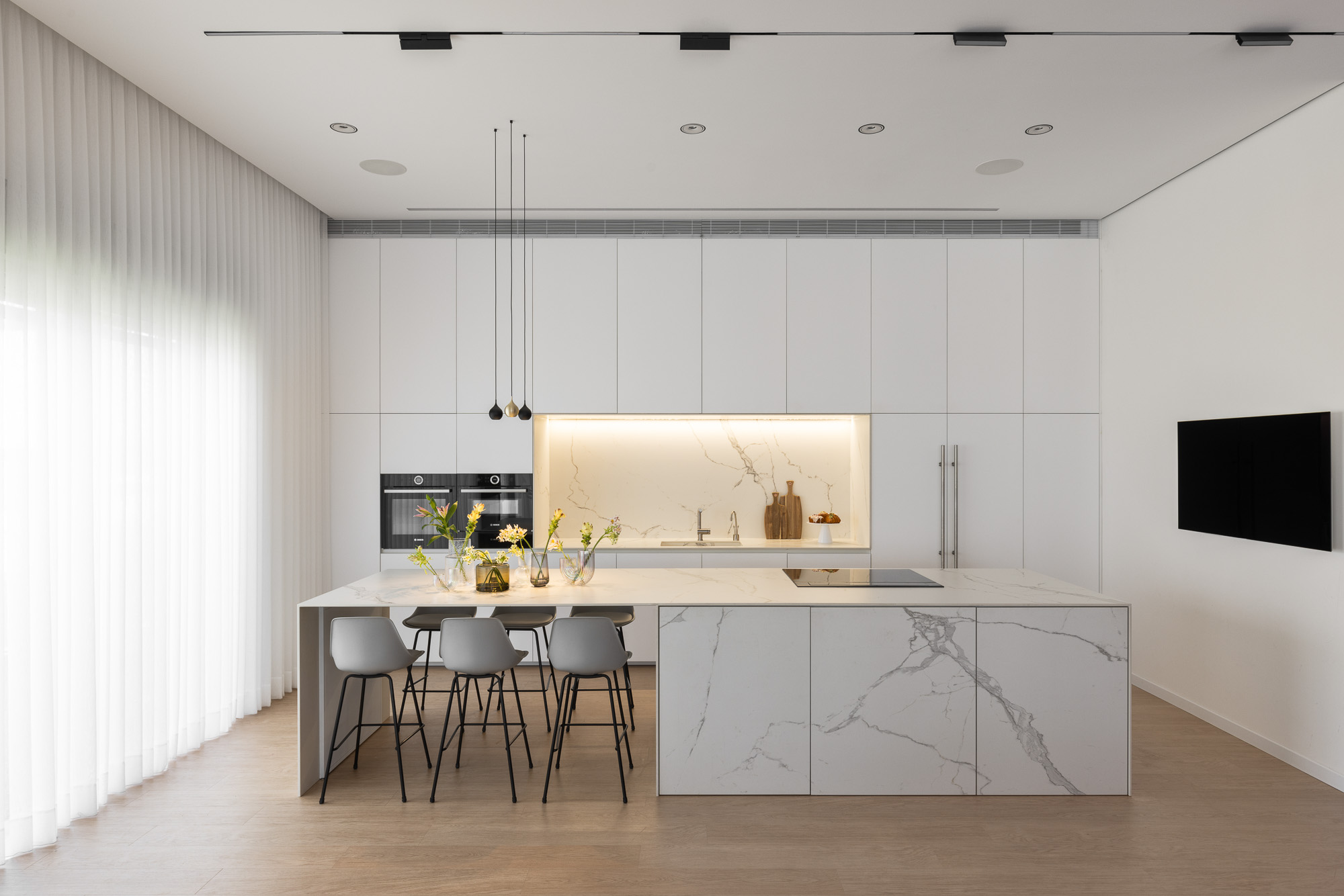 מטבח מודרני עם אי מרכזי בפנטהאוז באשדוד | Modern Kitchen with Island, Ashdod Penthouse